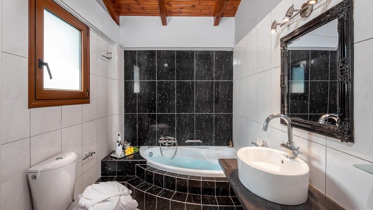 Photo of Bathroom in Ialyssos