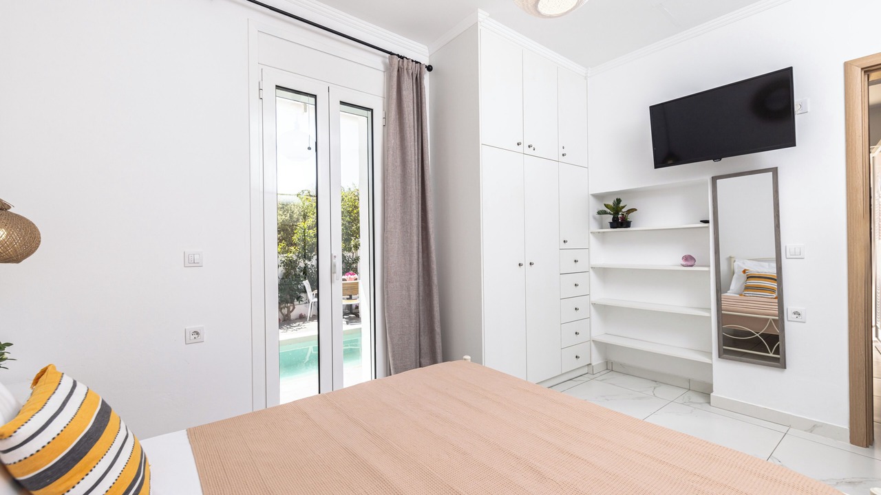 Photo of Bedroom in Neromilos