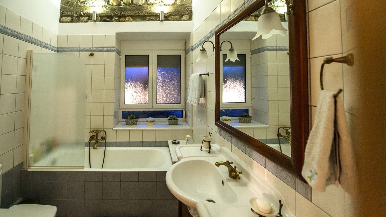 Photo of Bathroom in Longos