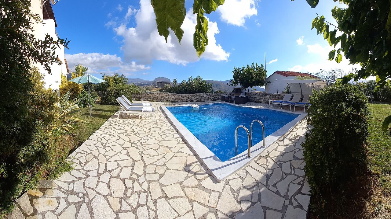Photo of Outdoor in Lampini