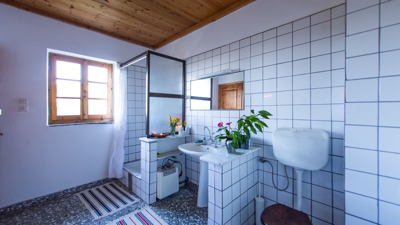 Photo of Bathroom in Lambinou