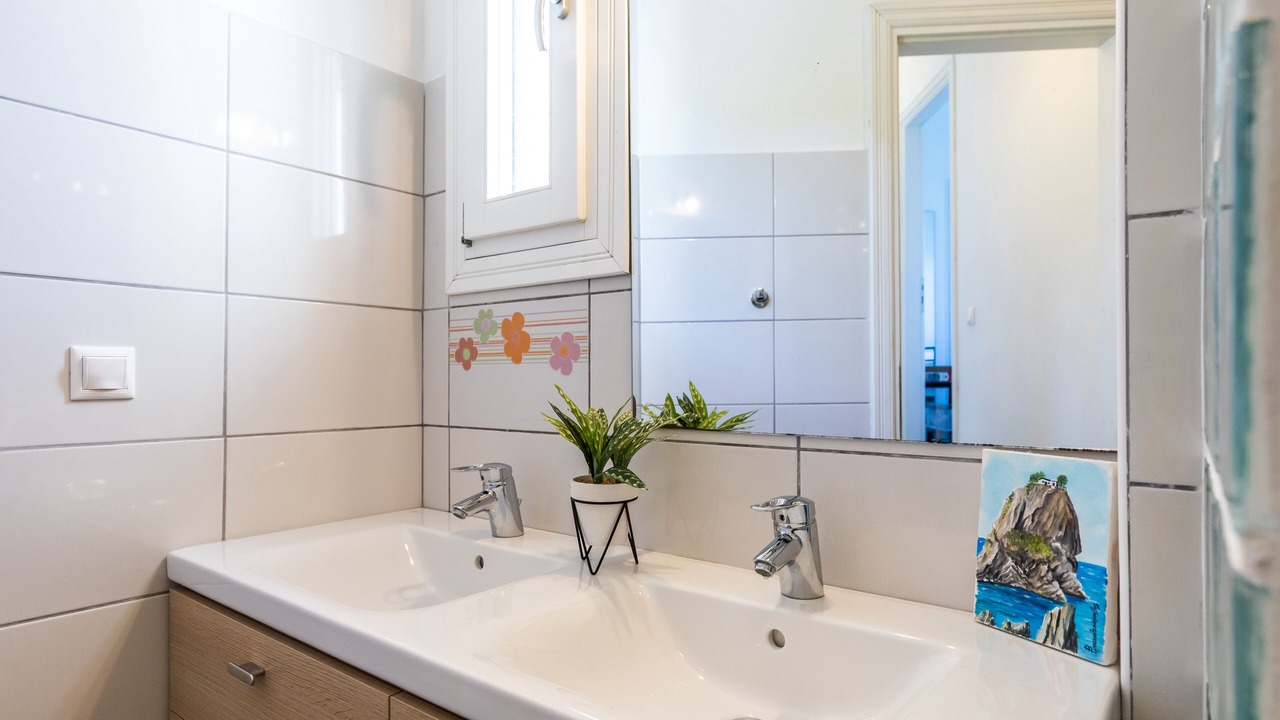 Photo of Bathroom in Glossa