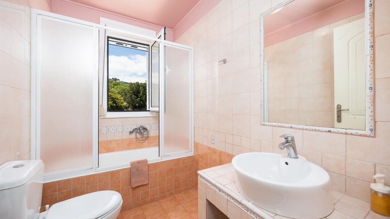 Photo of Bathroom in Gerani