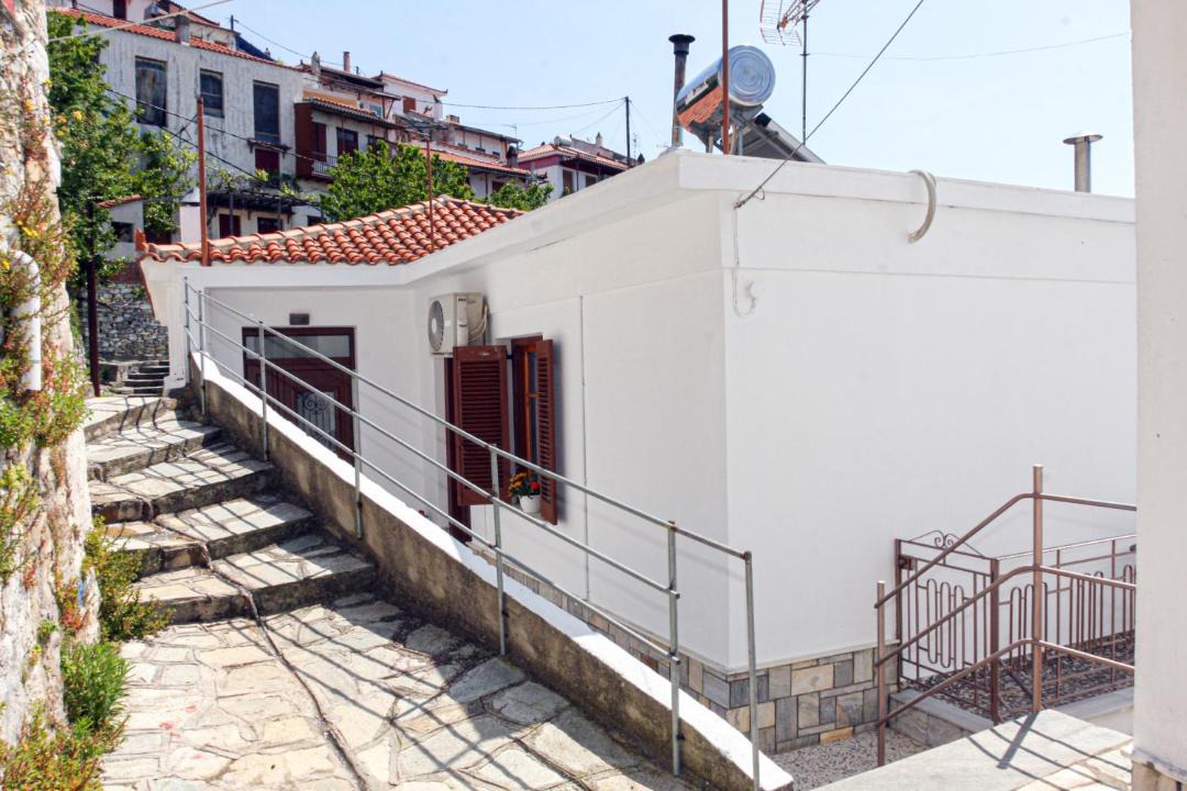 Photo of Others in Glossa