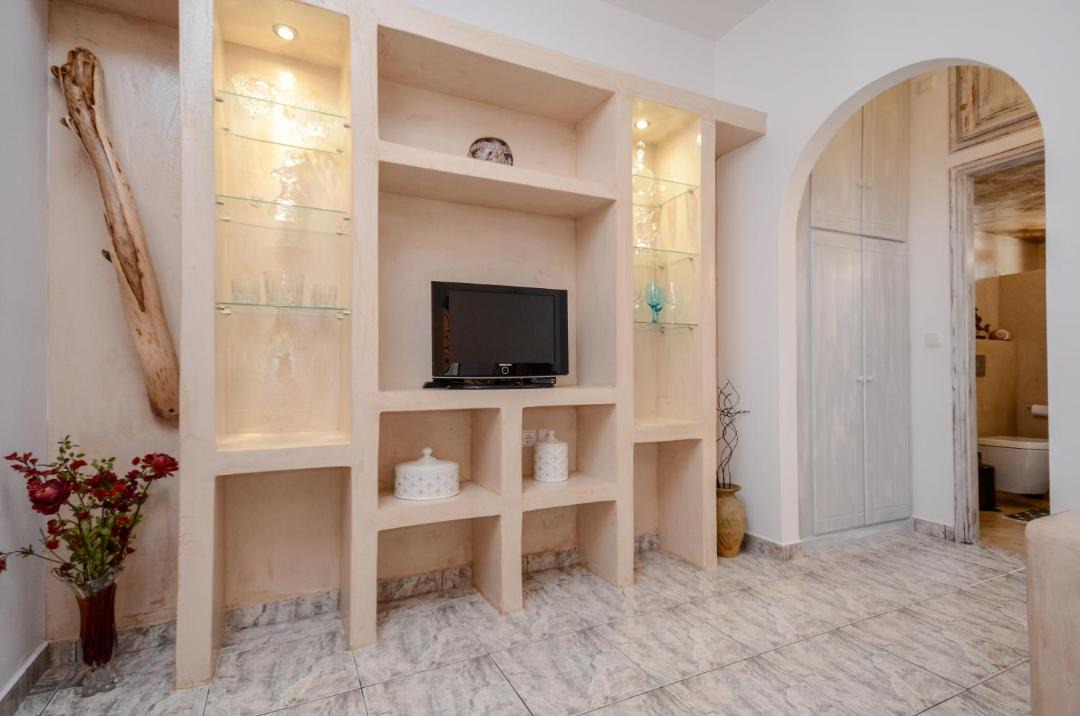 Photo of Others in Melanes