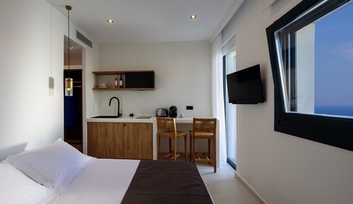 Lava Suite Outdoor hot tub and Sea View