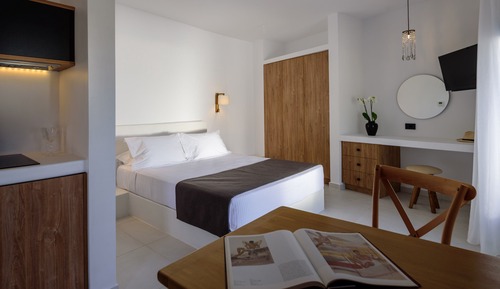 Limestone Suite Outdoor hot tub, Sea and Sunset View