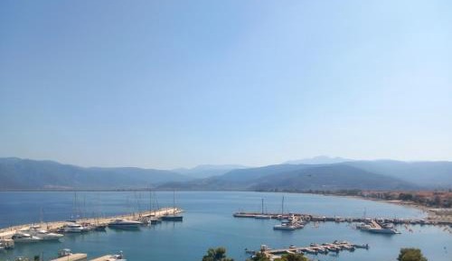 Deluxe One-Bedroom Apartment with Harbor View