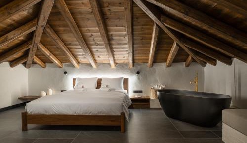 Split-Level Suite with Outdoor Hot Tub - Mountain & Sea View