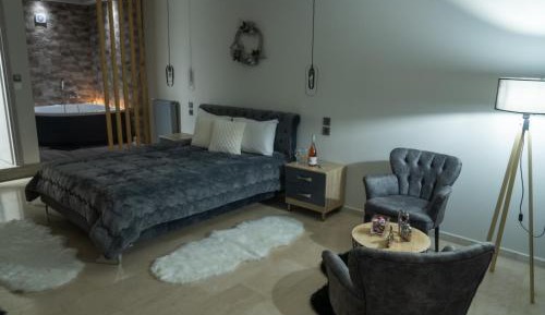 Deluxe Suite with Spa Bath