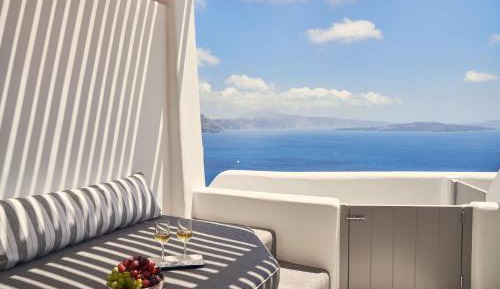 Junior Suite with Caldera View and Outdoor heated Mini Plunge Pool