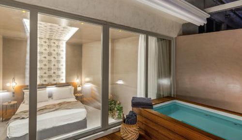 Suite with Hot Tub